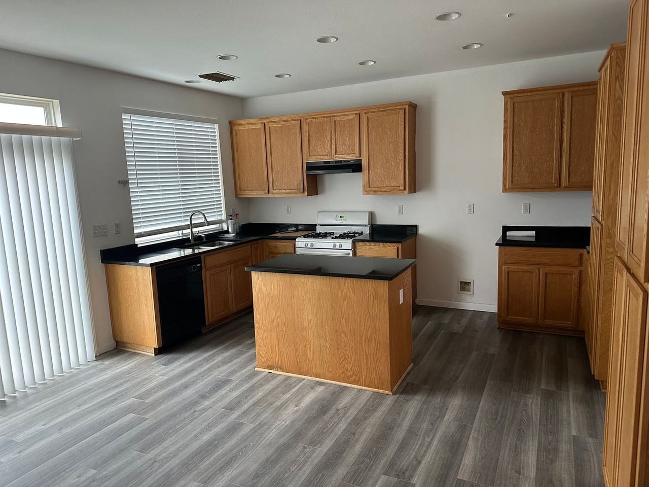 490 Azalea Ct - Photo 3 of 6