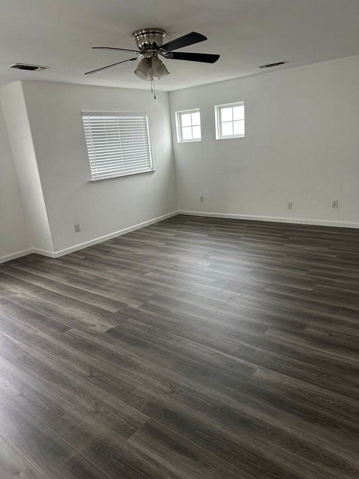 490 Azalea Ct - Photo 4 of 6