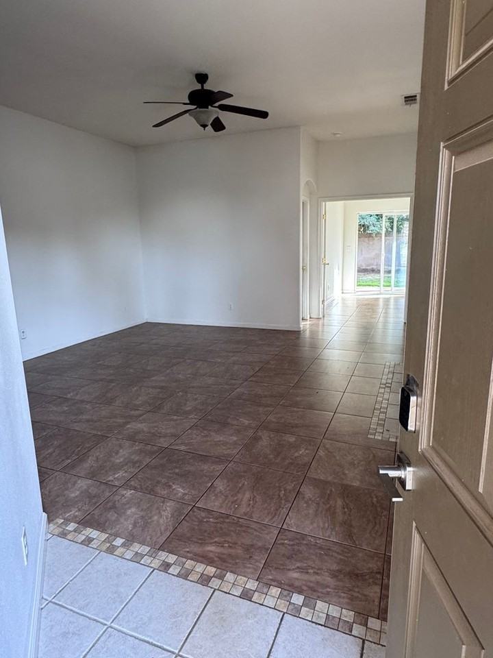 1828 N Auburn Ct - Photo 3 of 17