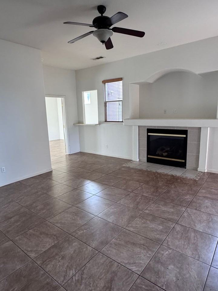 1828 N Auburn Ct - Photo 4 of 17