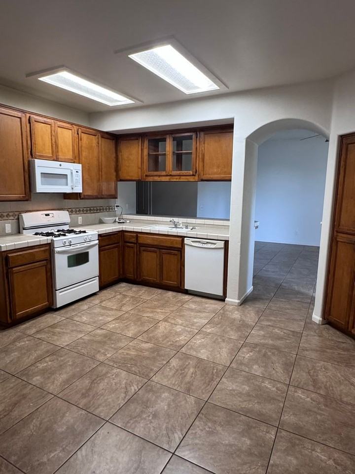 1828 N Auburn Ct - Photo 5 of 17