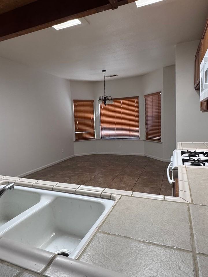 1828 N Auburn Ct - Photo 6 of 17