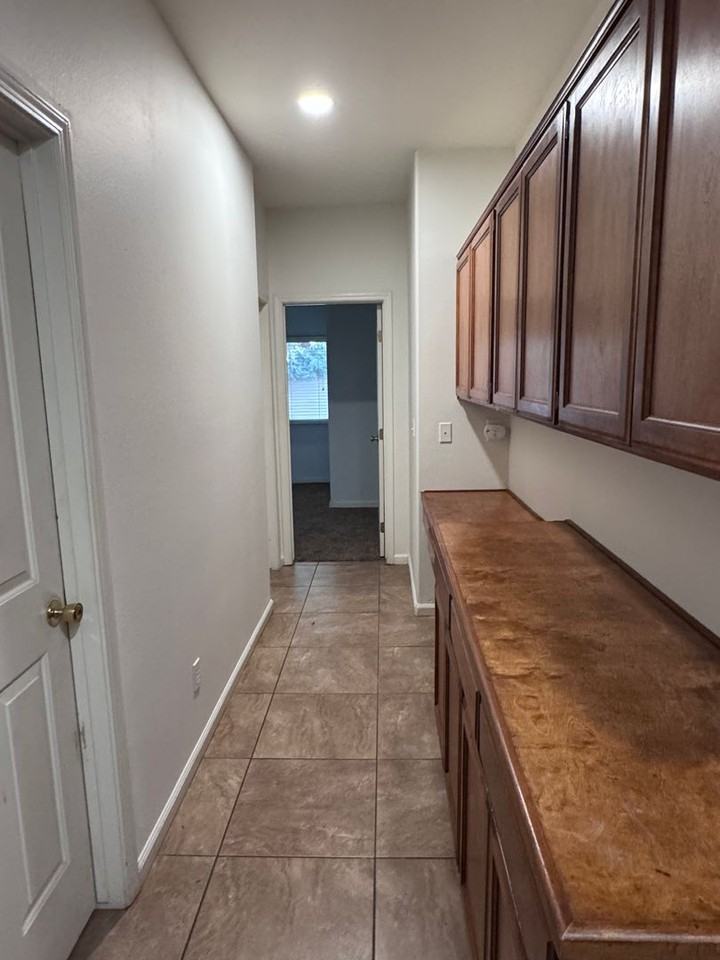 1828 N Auburn Ct - Photo 7 of 17