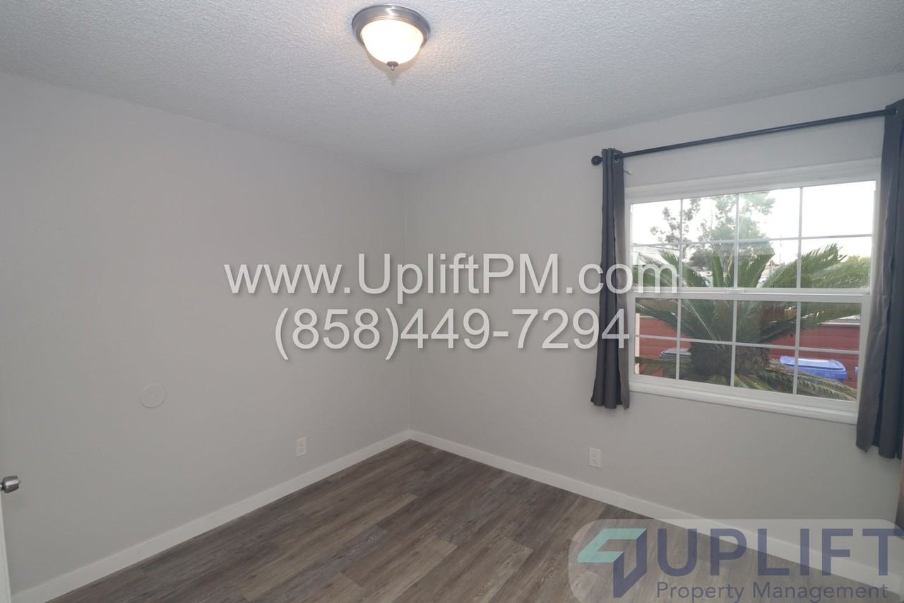 Castle Ave (4827) - Photo 4 of 26