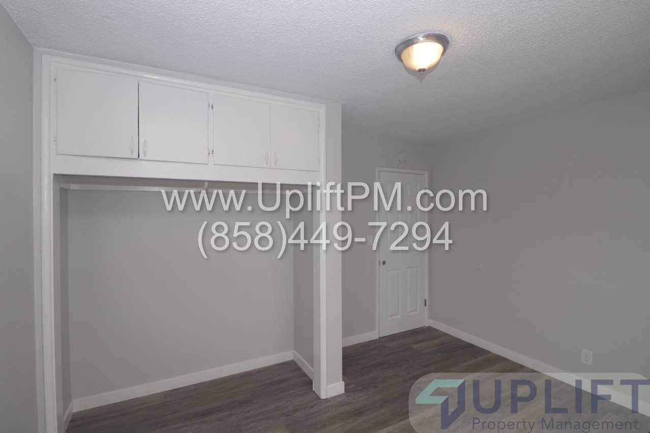 Castle Ave (4827) - Photo 7 of 26