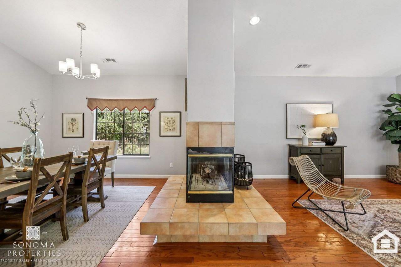 709 Amherst Cir - Photo 2 of 14