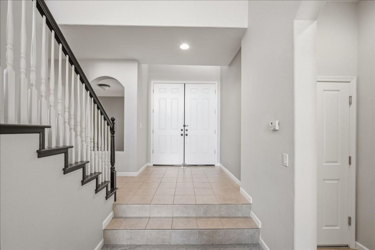 121 Connor Cir - Photo 2 of 30