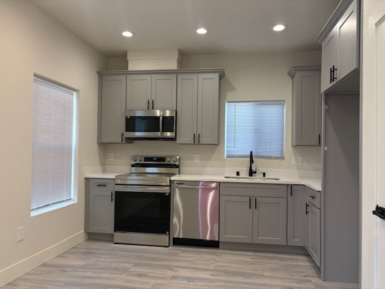 616 1/2 Mormon St - Photo 3 of 13