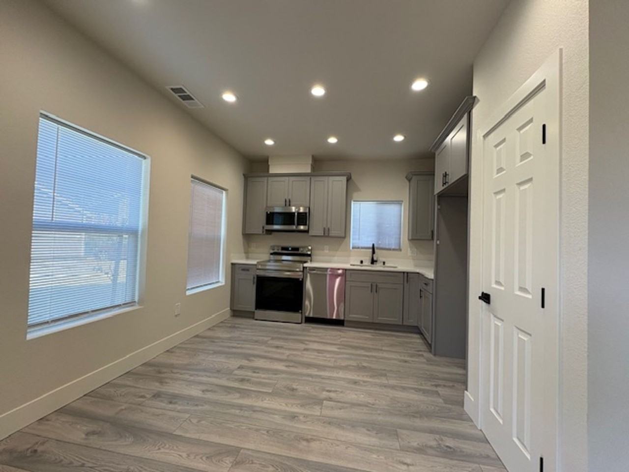 616 1/2 Mormon St - Photo 4 of 13