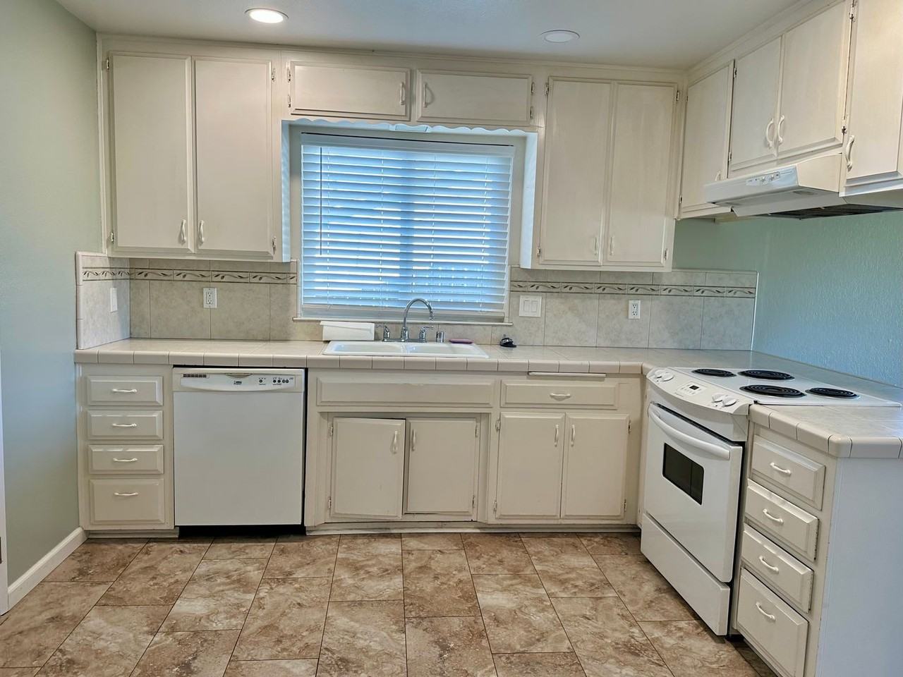 3625 Summit Dr - Photo 4 of 28