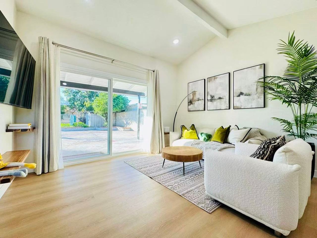 1741 Warwick St - Photo 3 of 31