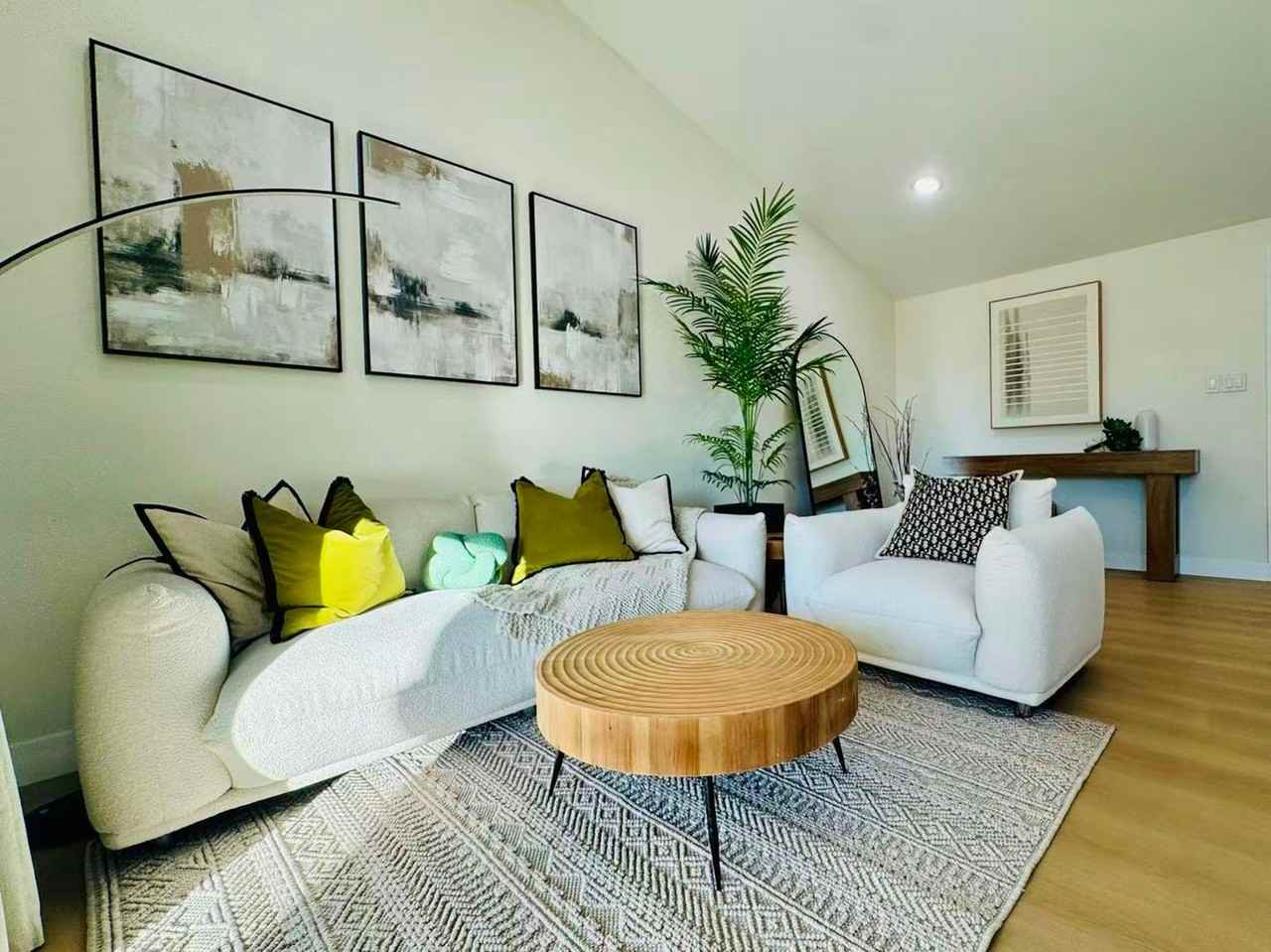 1741 Warwick St - Photo 4 of 31