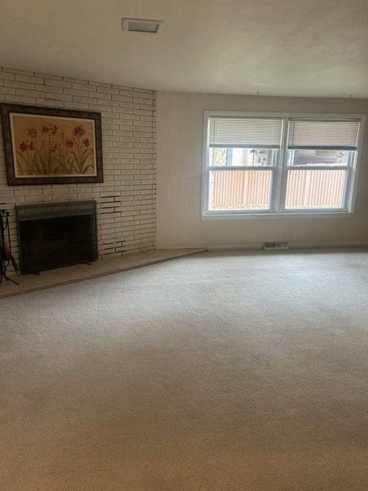 716 Cowdin Dr - Photo 2 of 15