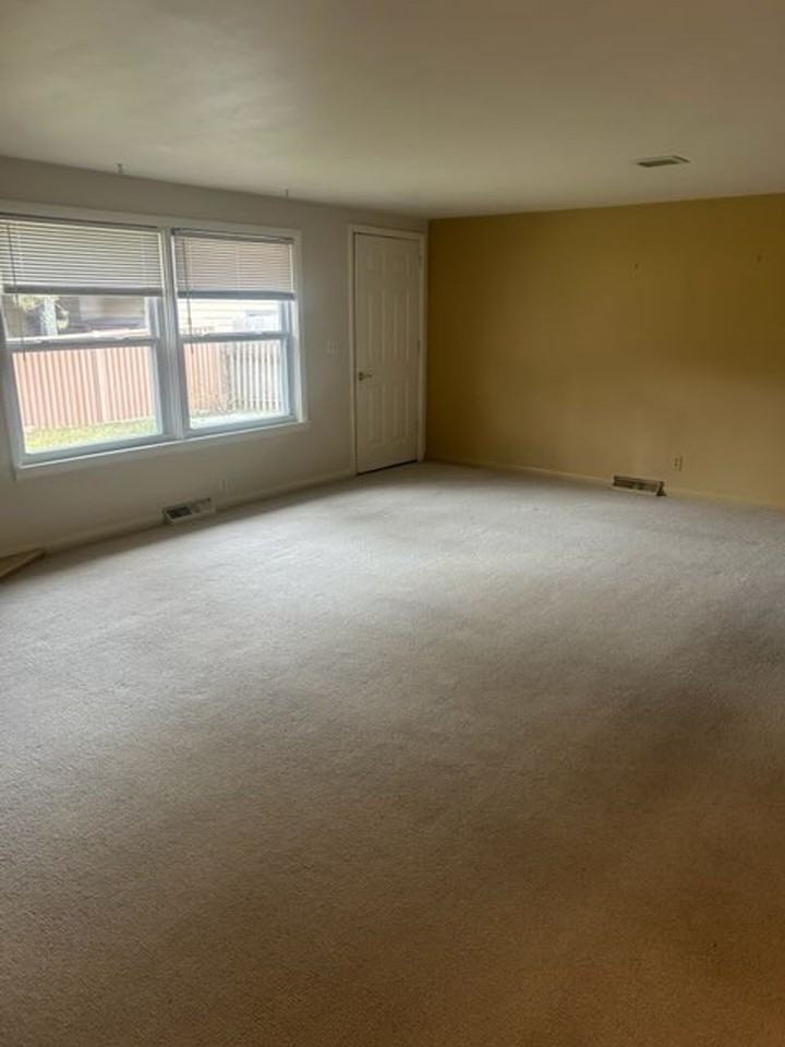 716 Cowdin Dr - Photo 3 of 15