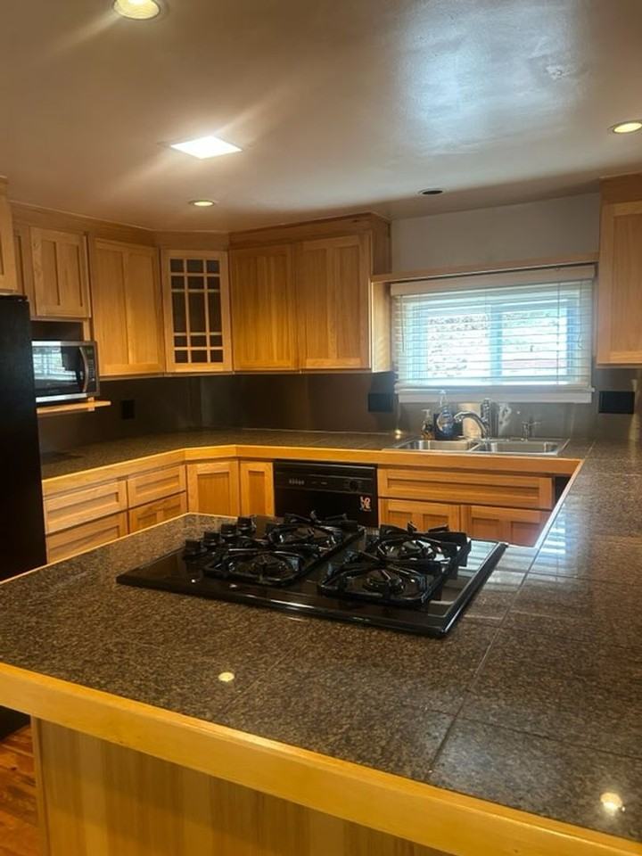 716 Cowdin Dr - Photo 4 of 15