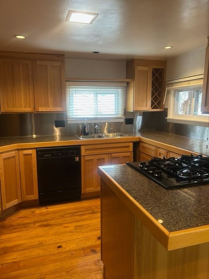 716 Cowdin Dr - Photo 5 of 15