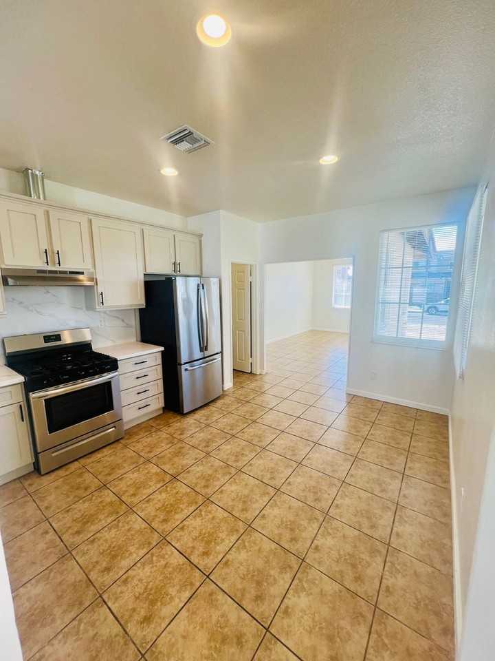 11860 Cliffrose Ct - Photo 4 of 33