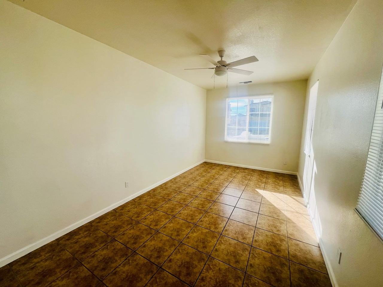 11860 Cliffrose Ct - Photo 7 of 33