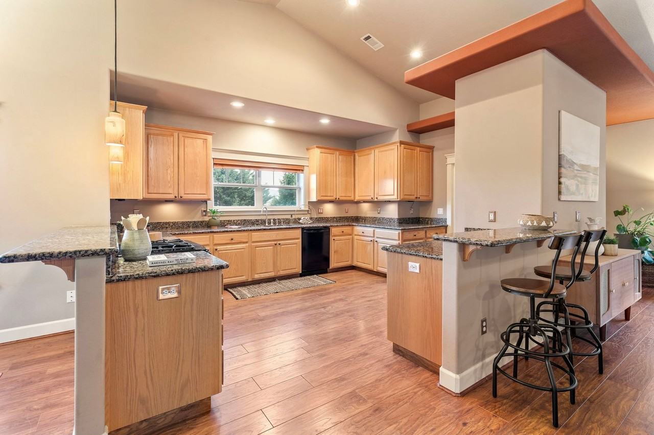 1858 Nw Sunview Pl - Photo 7 of 43