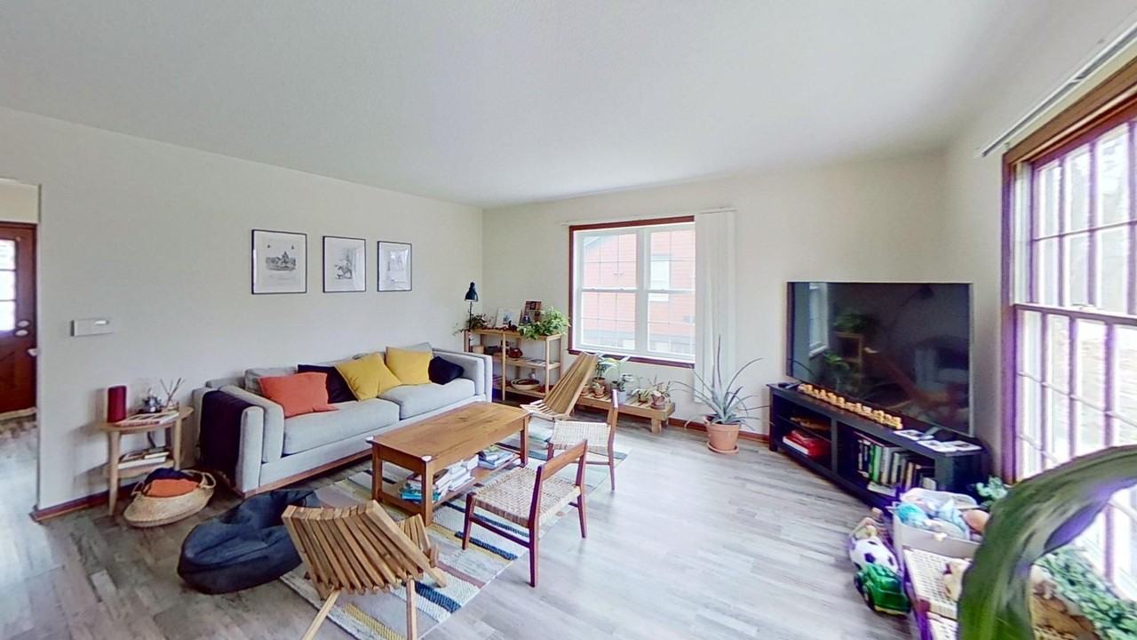 216 N Riverside Dr - Photo 2 of 13