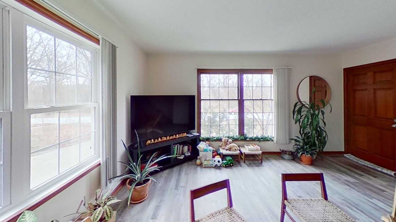 216 N Riverside Dr - Photo 3 of 13