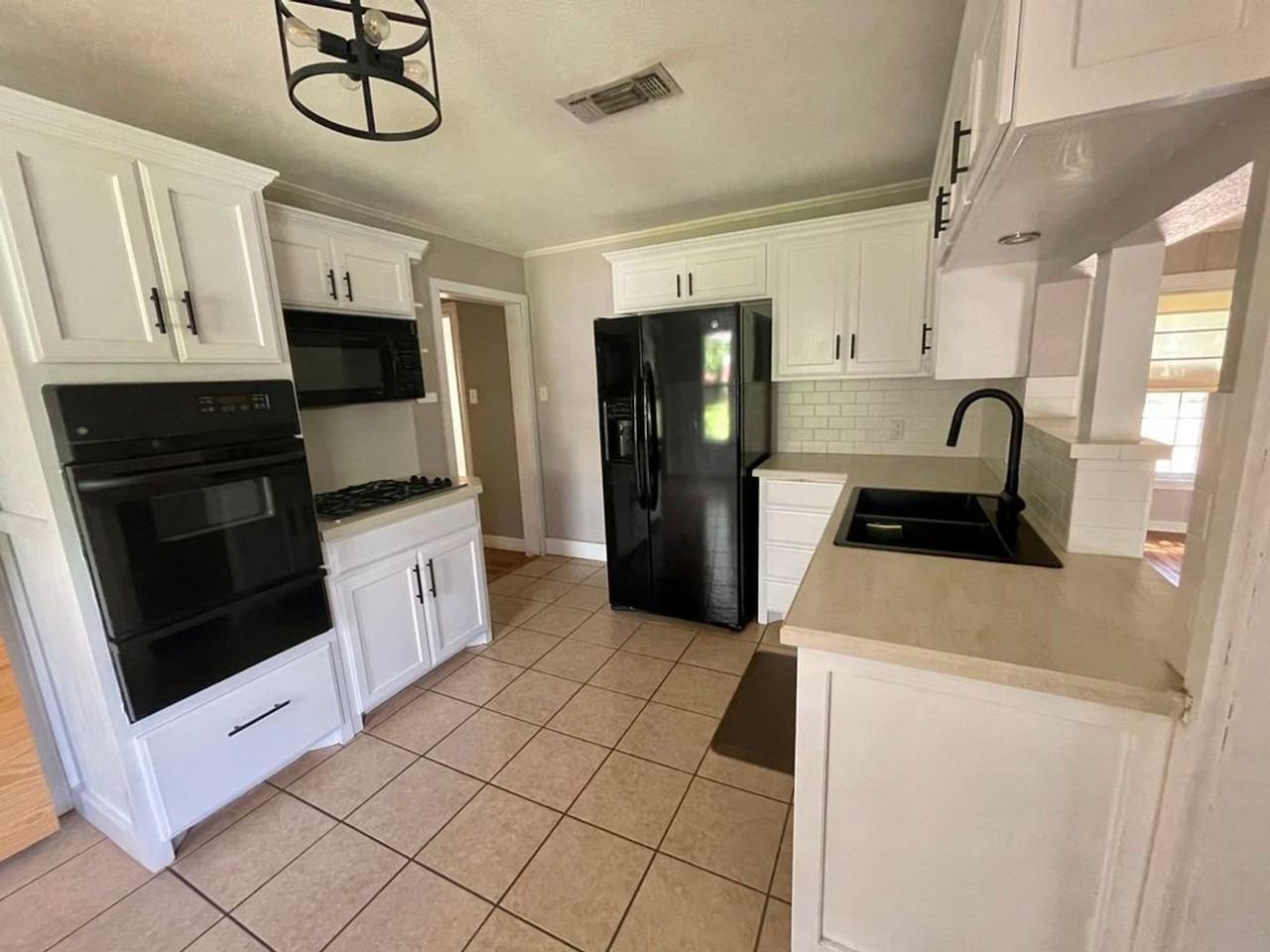 849 Ballinger St - Photo 5 of 17