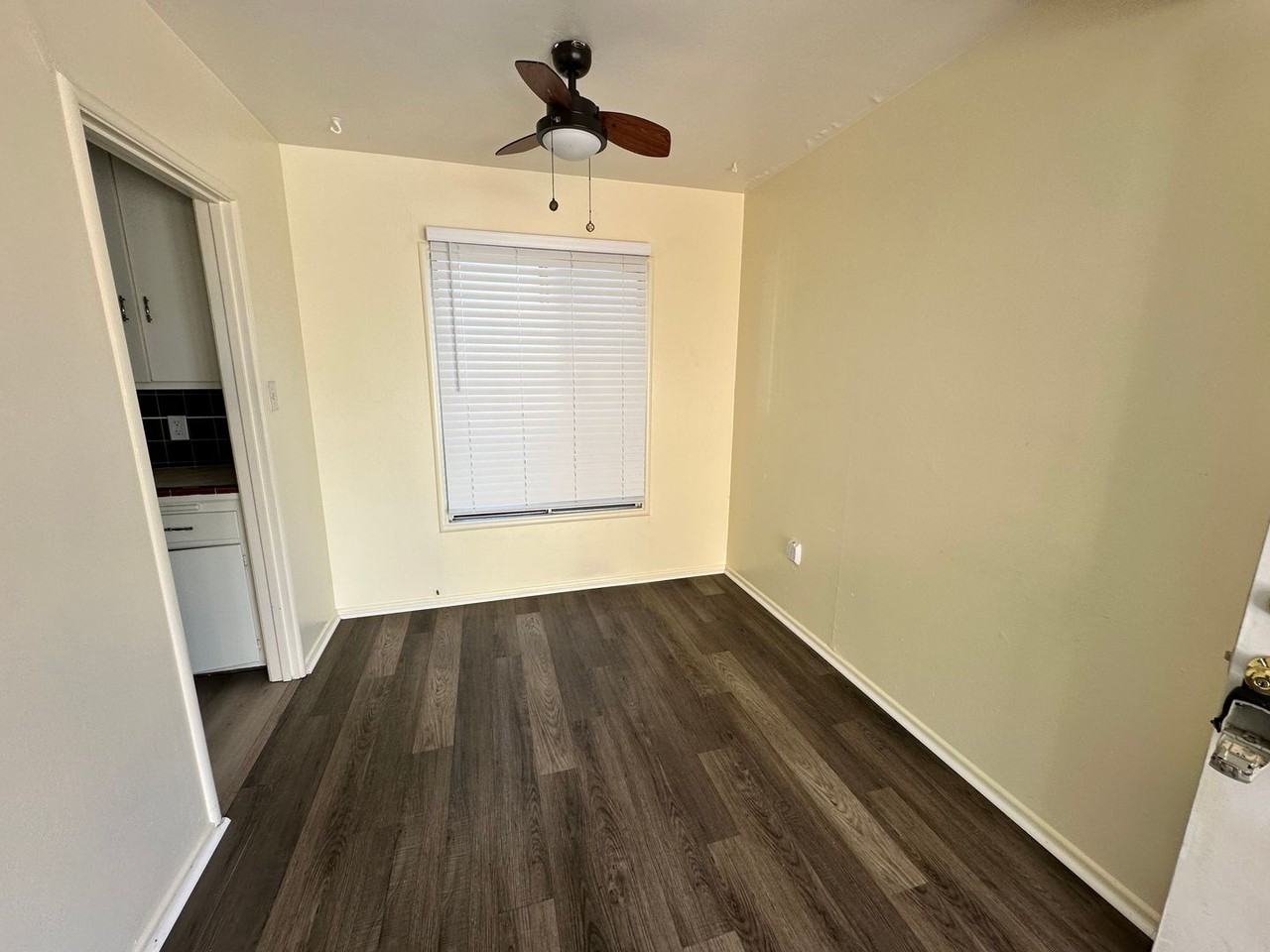 432 Everett St - Photo 4 of 9