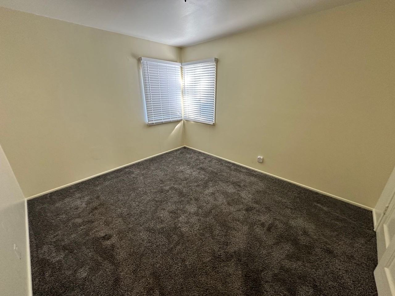 432 Everett St - Photo 7 of 9