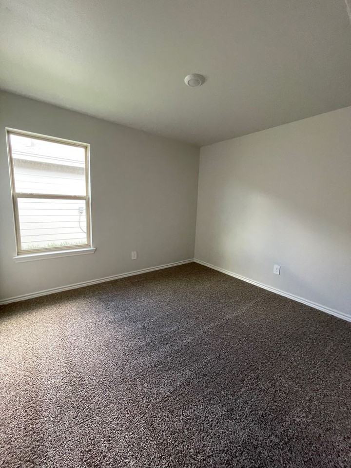 1274 Breebry Dr - Photo 4 of 5