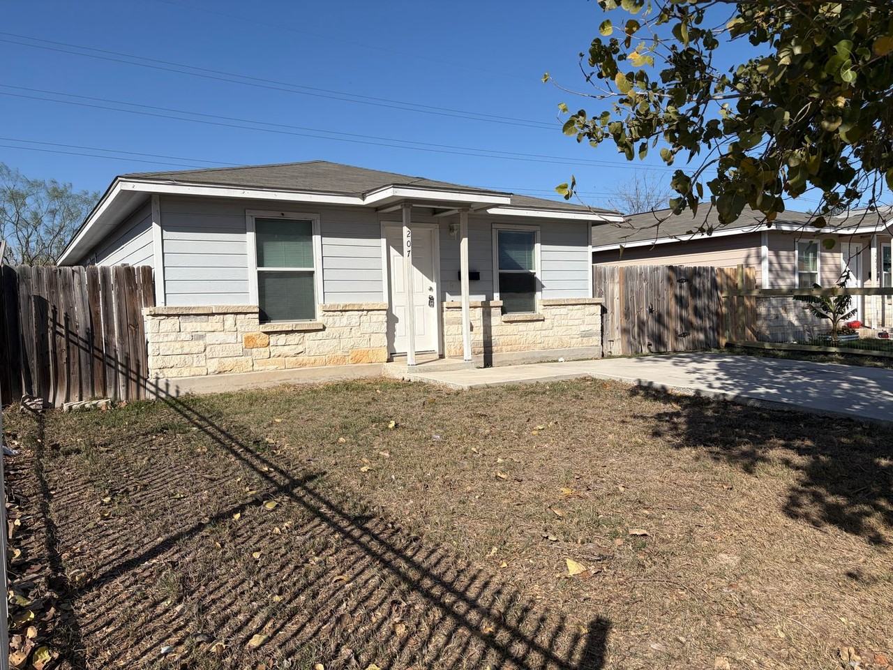 207 Carranza St - Photo 3 of 17