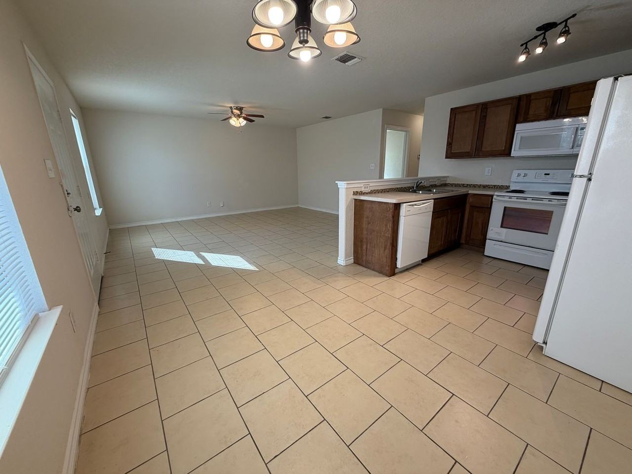 207 Carranza St - Photo 4 of 17