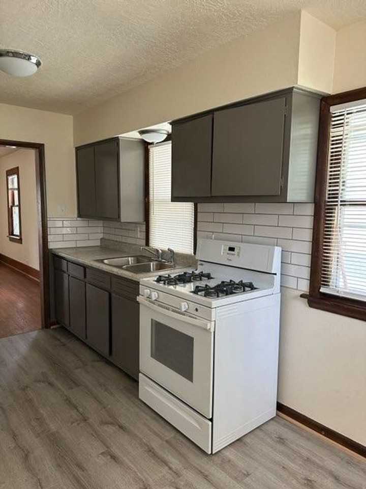 3422 Davis Ave - Photo 2 of 10