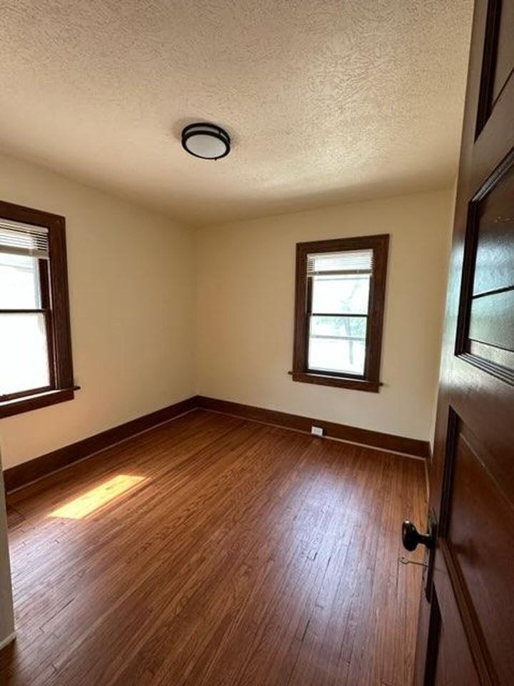 3422 Davis Ave - Photo 4 of 10