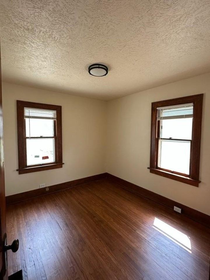 3422 Davis Ave - Photo 5 of 10