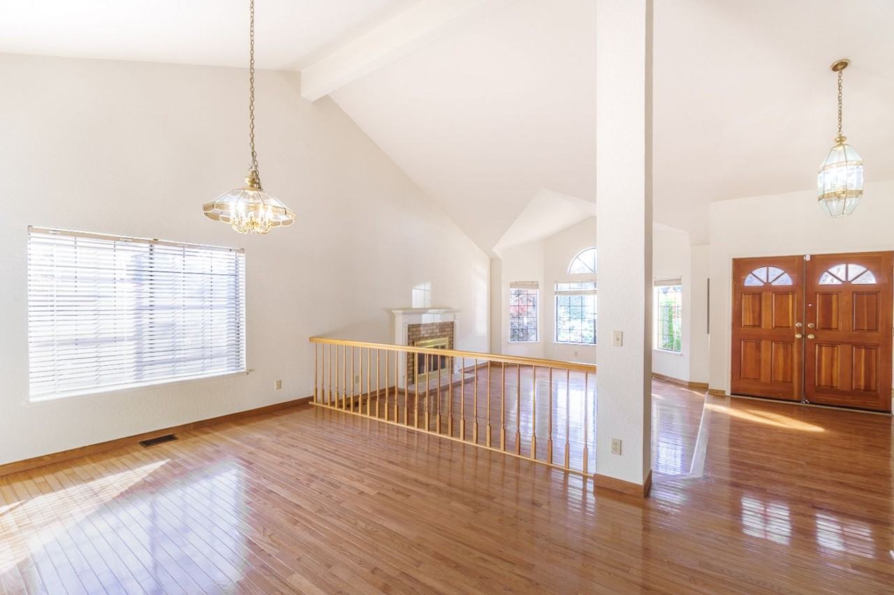 2741 Seminole Dr - Photo 3 of 32