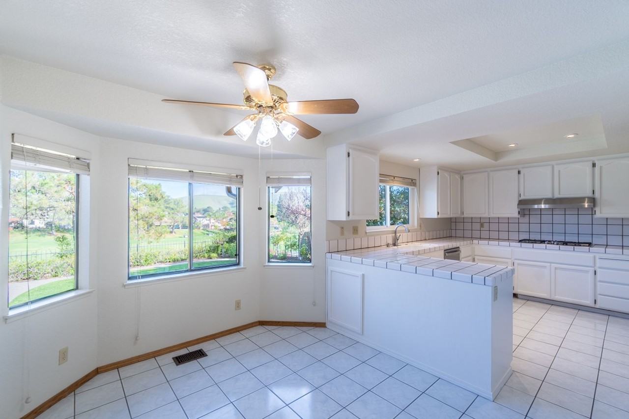 2741 Seminole Dr - Photo 6 of 32