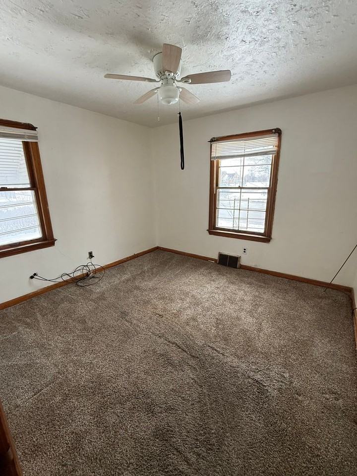 17215 Harvard Ave - Photo 5 of 10