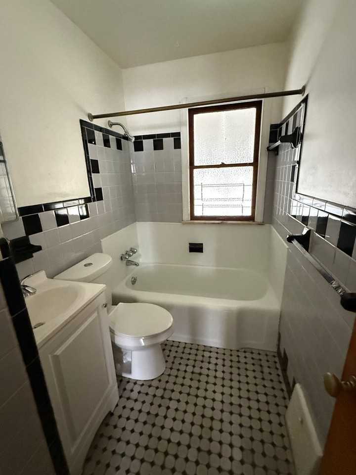 17215 Harvard Ave - Photo 6 of 10