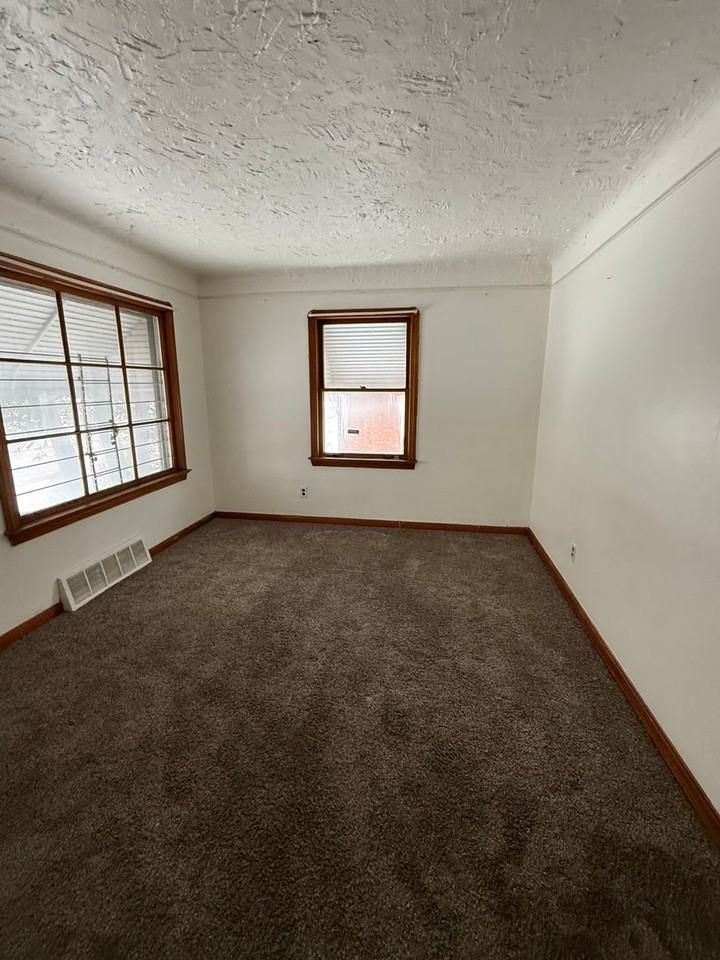 17215 Harvard Ave - Photo 7 of 10