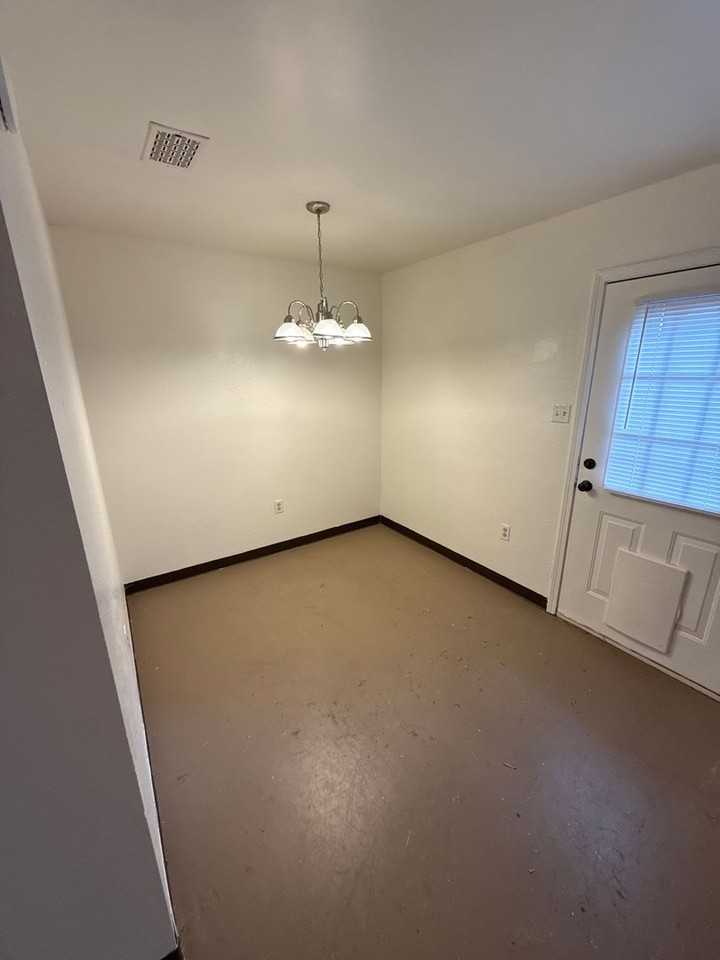 1002 E 22nd St - Photo 3 of 12