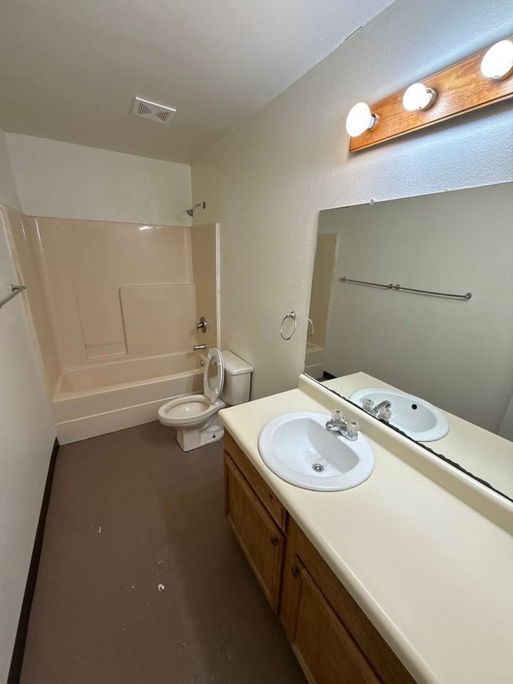 1002 E 22nd St - Photo 7 of 12