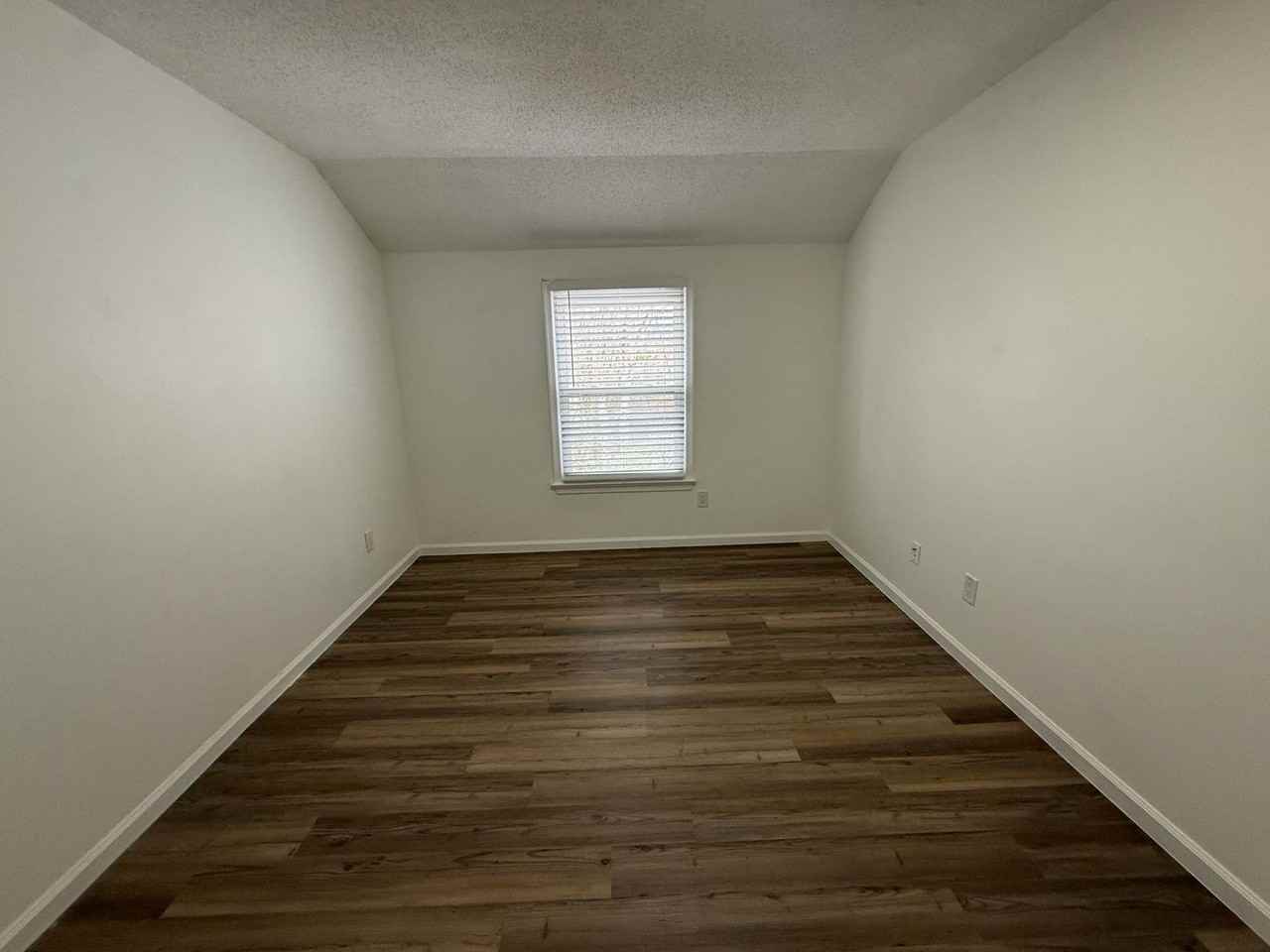 1073 Radisson Ct - Photo 3 of 13