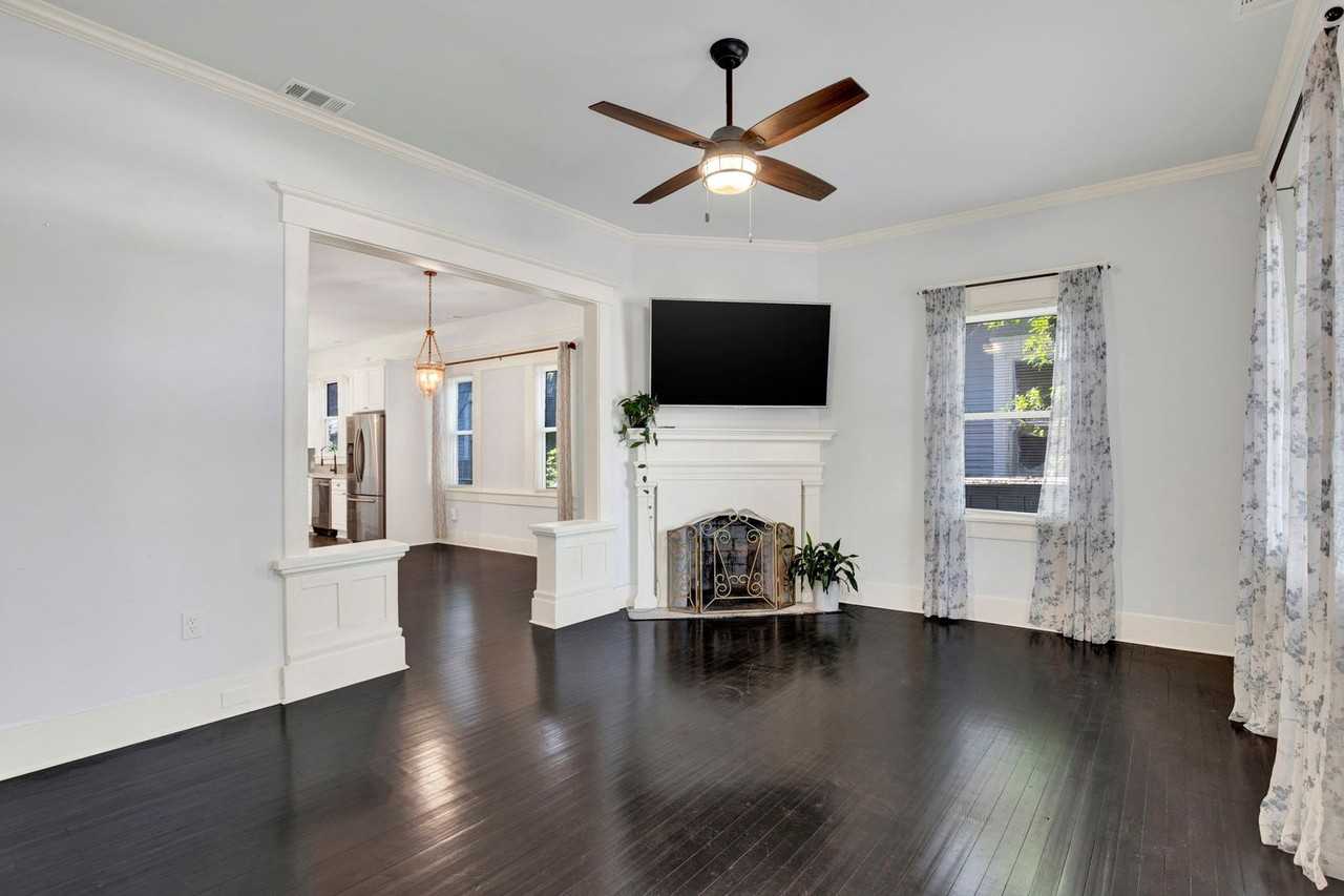 805 E 32nd St - Photo 7 of 38