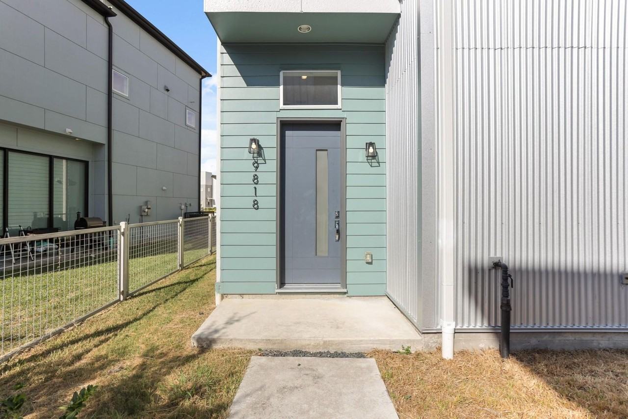 9818 Mockingbird Hill Ln - Photo 3 of 26