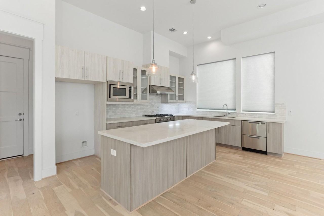 9818 Mockingbird Hill Ln - Photo 6 of 26