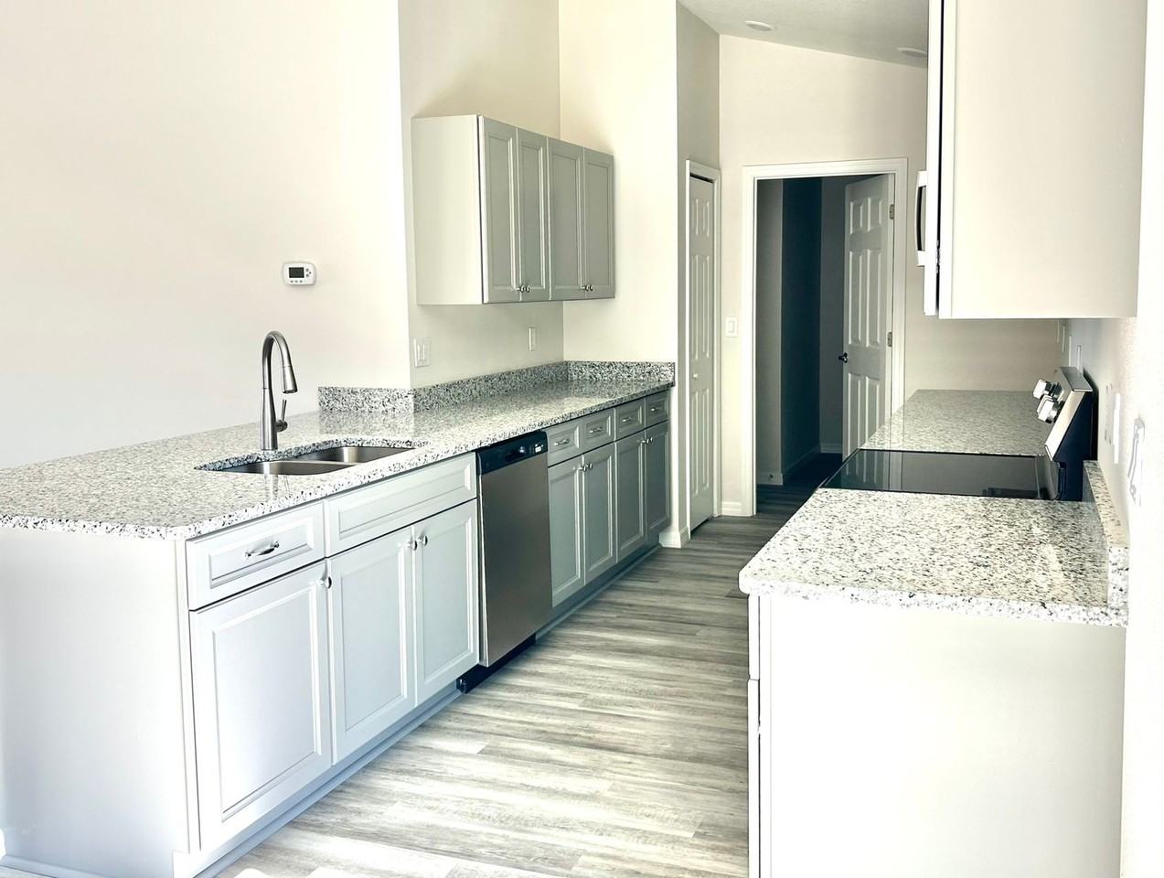 678 W Walkertown Dr - Photo 3 of 7