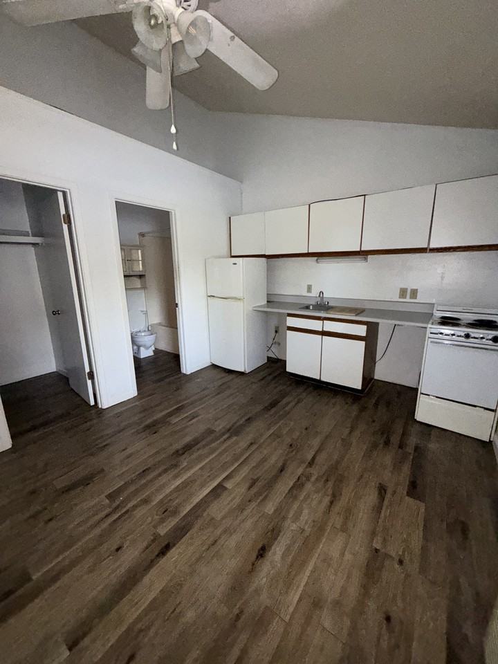 100 Dee Ann Dr #7 - Photo 3 of 7