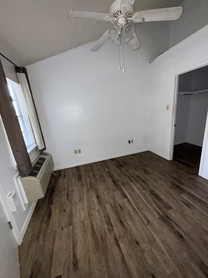 100 Dee Ann Dr #7 - Photo 4 of 7