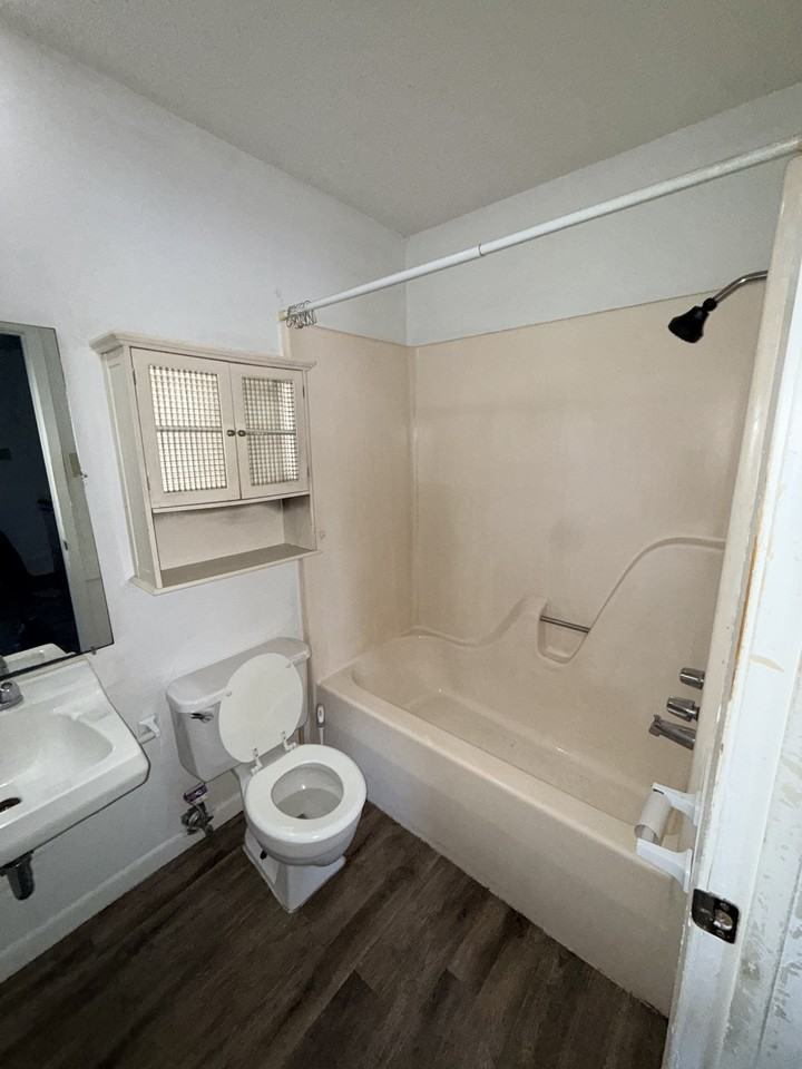 100 Dee Ann Dr #7 - Photo 6 of 7