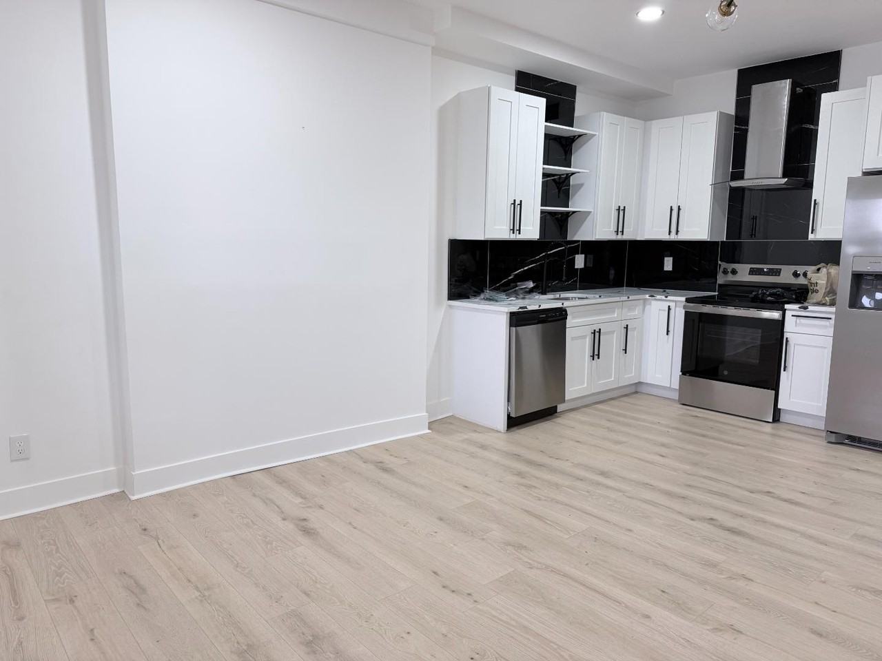 828 E Main St - Photo 2 of 4